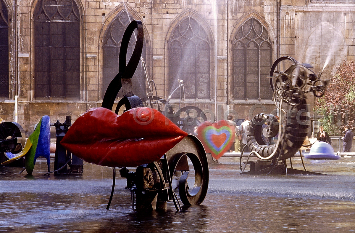 Stravinsky Fountain outside Pompidou Centre, Paris, France 
 (cod:Paris 10)